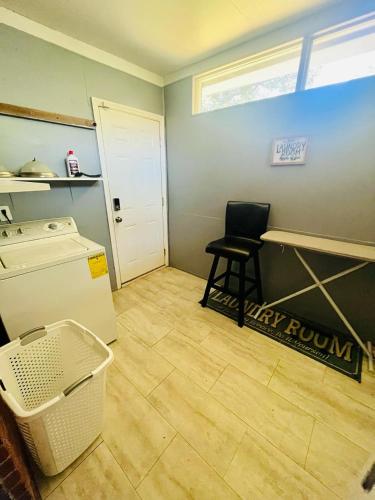 Habitación con nevera y silla. en Center City Family Getaway, en Columbus