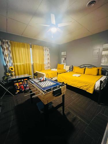 Una habitación con dos camas y una mesa dentro. en Center City Family Getaway, en Columbus