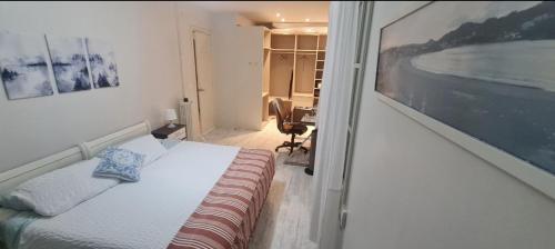 Habitación amplia con baño privado a pasos de la playa, en piso compartido