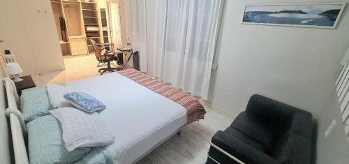 Habitación amplia con baño privado a pasos de la playa, en piso compartido