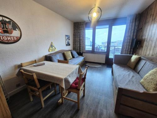 un salon avec une table et un canapé dans l'établissement Résidence Curling B1-b2 - Appartement accueillant et lumineux · MAE-6772, à Tignes