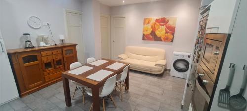 Habitación amplia con baño privado a pasos de la playa, en piso compartido
