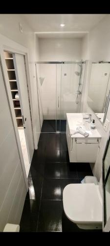 Habitación amplia con baño privado a pasos de la playa, en piso compartido