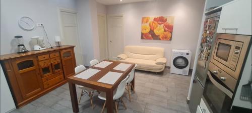 Habitación amplia con baño privado a pasos de la playa, en piso compartido
