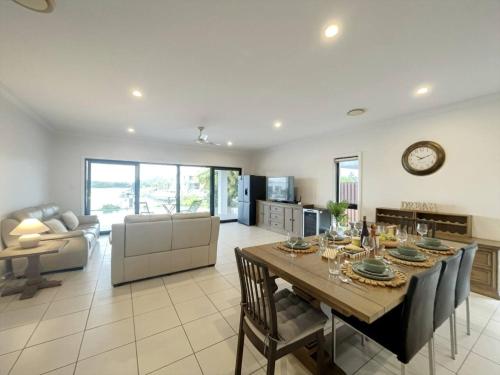 Η κουζίνα ή μικρή κουζίνα στο Scenic 5 Bed Riverview Classic and Relaxing Escape