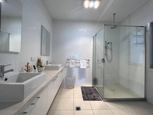 Ένα μπάνιο στο Scenic 5 Bed Riverview Classic and Relaxing Escape