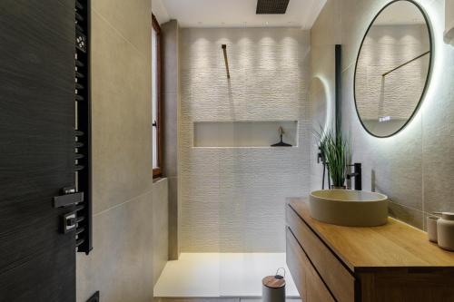 une salle de bain avec un lavabo et un miroir dans l'établissement Petit joyau dans le Vieux Nice, à Nice