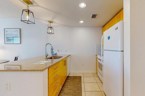 una cocina con fregadero y refrigerador en Elation 5605 Bliss by the Bay, en Destin