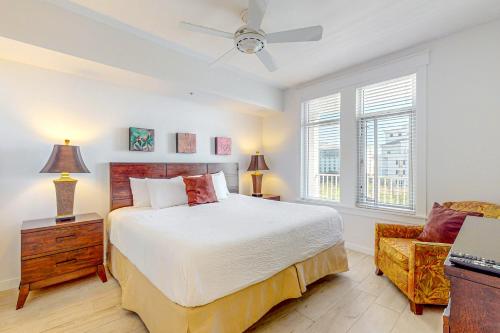 Un dormitorio con una cama grande y un sofá. en Elation 5605 Bliss by the Bay, en Destin