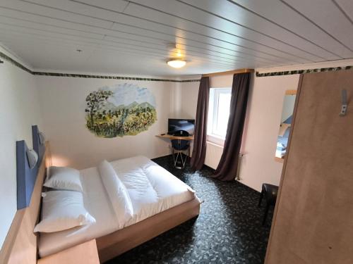 a bedroom with a white bed and a window at Smart Resorts B&B 3 BB 1002 in Winterberg