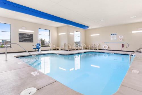 a pool in a hospital room with chairs and tables at Cobblestone Hotel & Suites - Lynden in Lynden