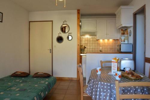 une cuisine avec une table et une salle à manger dans l'établissement SP350-263 Appartement 2 pièces cabine SAINT PIERRE LA MER, à Saint Pierre La Mer