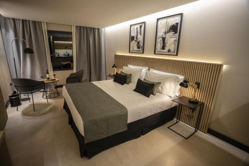 Postel nebo postele na pokoji v ubytování Mabra Suites
