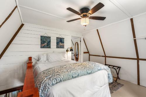 Кровать или кровати в номере Fish Creek Farmhouse by Simple Life Rentals