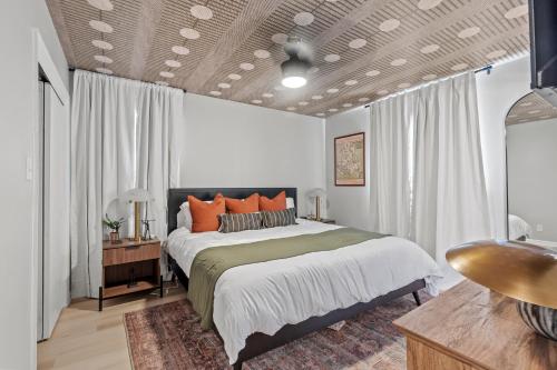 Ein Bett oder Betten in einem Zimmer der Unterkunft NEW 5 Star Luxury-Masters-Hot Tub-Fire Pit-EV Char