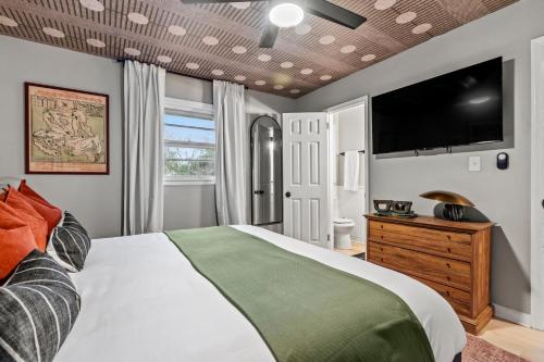 Ein Bett oder Betten in einem Zimmer der Unterkunft NEW 5 Star Luxury-Masters-Hot Tub-Fire Pit-EV Char
