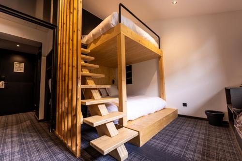 a bunk bed in a room with a staircase at Hôtel 16 | 150 Montagne & Spa Nuxe in Vars