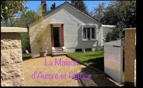 une petite maison blanche avec les mots la maurer d'un seul domaine dans l'établissement La maison d'Aurore et Patrice - jacuzzi couvert et jardin privés, à Élincourt-Sainte-Marguerite
