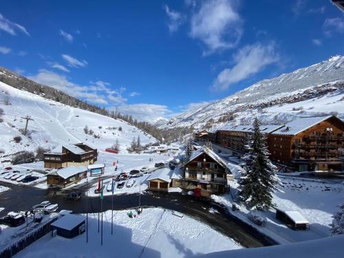 a ski lodge with a bridge in the snow at Hôtel 16 | 150 Montagne & Spa Nuxe in Vars