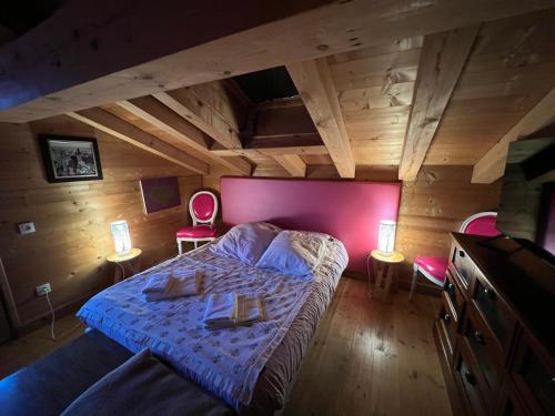 ムジェーヴにあるChambres et Mazots du Chalet de Madoのベッドルーム1室(ベッド1台、テーブル2台、椅子付)