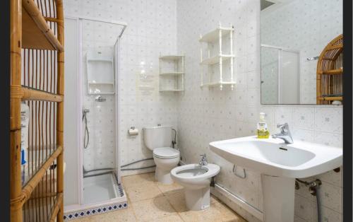 a bathroom with a sink and a toilet at Casa de campo con piscina junto a Sevilla in Mairena del Alcor