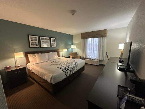 Letto o letti in una camera di Sleep Inn & Suites Fort Dodge