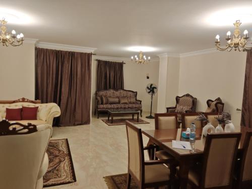 Χώρος καθιστικού στο Luxurious 3 room hotel apartment just steps away from North 90th Street offering a perfect blend of comfort and convenience Ideal for families