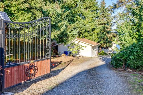 Φωτογραφία από το άλμπουμ του Lakefront Home with Fire Pit, Dock in Kent! στο Κεντ