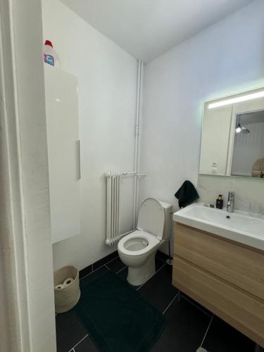 une salle de bain blanche avec des toilettes et un lavabo dans l'établissement studio paris 13, à Paris