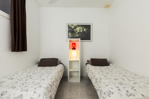 two beds sitting next to each other in a room at denis salvà montjuic in Barcelona