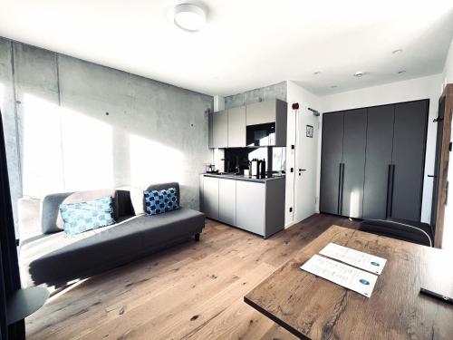 ein Wohnzimmer mit einer Couch und einem Tisch in der Unterkunft Mikes Apartments Munich in München