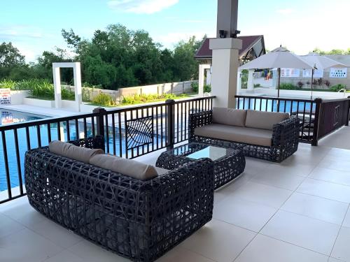 Bazén v ubytování SAL'S Oceancrest Suite nebo v jeho okolí