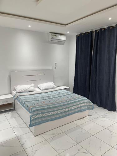Una cama o camas en una habitación de Renaissance