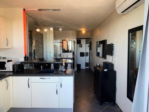Kuchyňa alebo kuchynka v ubytovaní Résidence Héliopolis Bâtiment Ab - Studio 2 pers. - Héliopolis Bât. AB MAE-4644