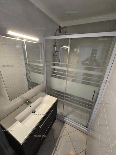 une salle de bain avec un lavabo et une douche dans l'établissement Résidence Héliopolis Bâtiment E - STUDIO 2 pers. HELIOPOLIS Bâtiment E MAE-5494, au Cap d'Agde