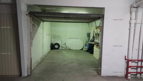 pusty garaż z drzwiami otwartymi na pokój w obiekcie Résidence Héliopolis Bâtiment E - STUDIO 2 pers. HELIOPOLIS Bâtiment E MAE-5494 w Cap d'Agde