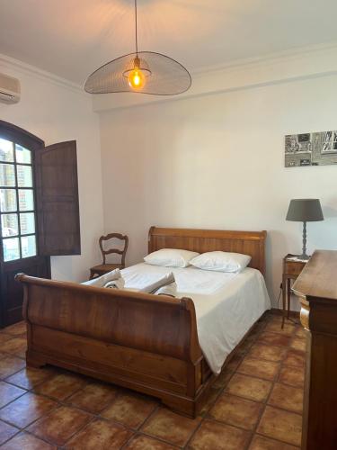 een slaapkamer met een groot bed in een kamer bij Quinta Azul in Moncarapacho