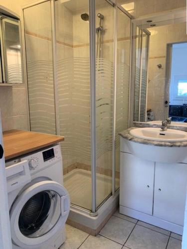 une salle de bain avec une machine à laver et un lavabo dans l'établissement Résidence Port Nature Village 3 - Villa Duplex 6 Pers. Port Nature Village MAE-2884, au Cap d'Agde