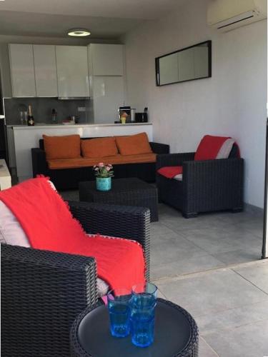 - un salon avec des canapés et une table avec des verres dans l'établissement Résidence Port Nature Colline 8 - Appartement T2 2 pers. - Port Nature Colline 8 MAE-9834, au Cap d'Agde