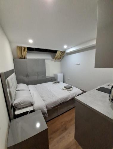 Kornel East London Apartmentにあるベッド