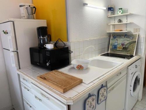 La cuisine est équipée d'un four micro-ondes et d'un réfrigérateur. dans l'établissement Résidence Port Nature Colline 2 - Studio- Port Nature Colline 2 - 2 pers. MAE-6641, au Cap d'Agde