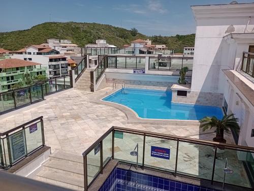 uma vista de uma piscina no topo de um edifício em Loft Beira Mar Prainha wi-fi 600 megas apt 323 em Arraial do Cabo