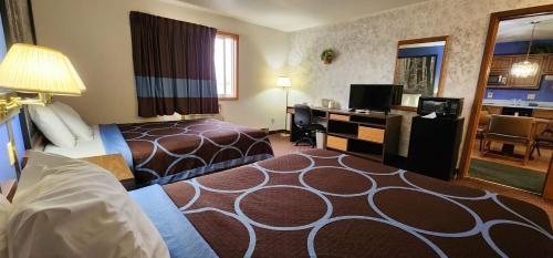 TV a/nebo společenská místnost v ubytování Hotel Iron Mountain Inn & Suites