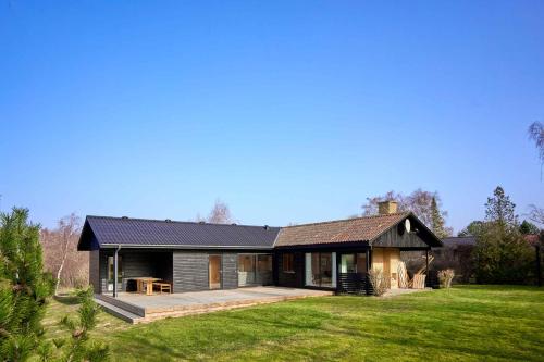 Afbeelding uit fotogalerij van Beautiful Summer House Near The Water in Rønne