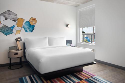 Ένα ή περισσότερα κρεβάτια σε δωμάτιο στο Aloft Delray Beach
