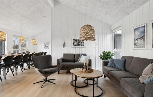 Un lugar para sentarse en Cozy Home In Ålbæk With Sauna