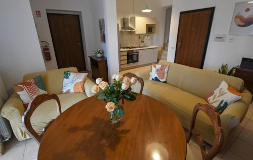 a living room with a wooden table with a vase of flowers at Casa Portella in Venafro