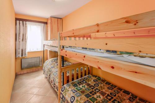 ein Schlafzimmer mit zwei Etagenbetten in einem Zimmer in der Unterkunft Seila 0103 P in Saint-Idesbald