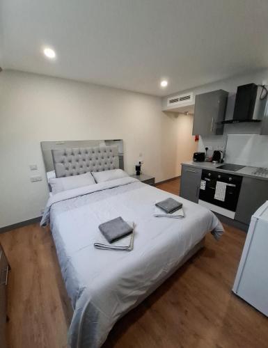 Kornel East London Apartmentにあるベッド