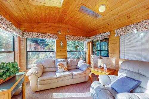 Χώρος καθιστικού στο Drift Away Cabin